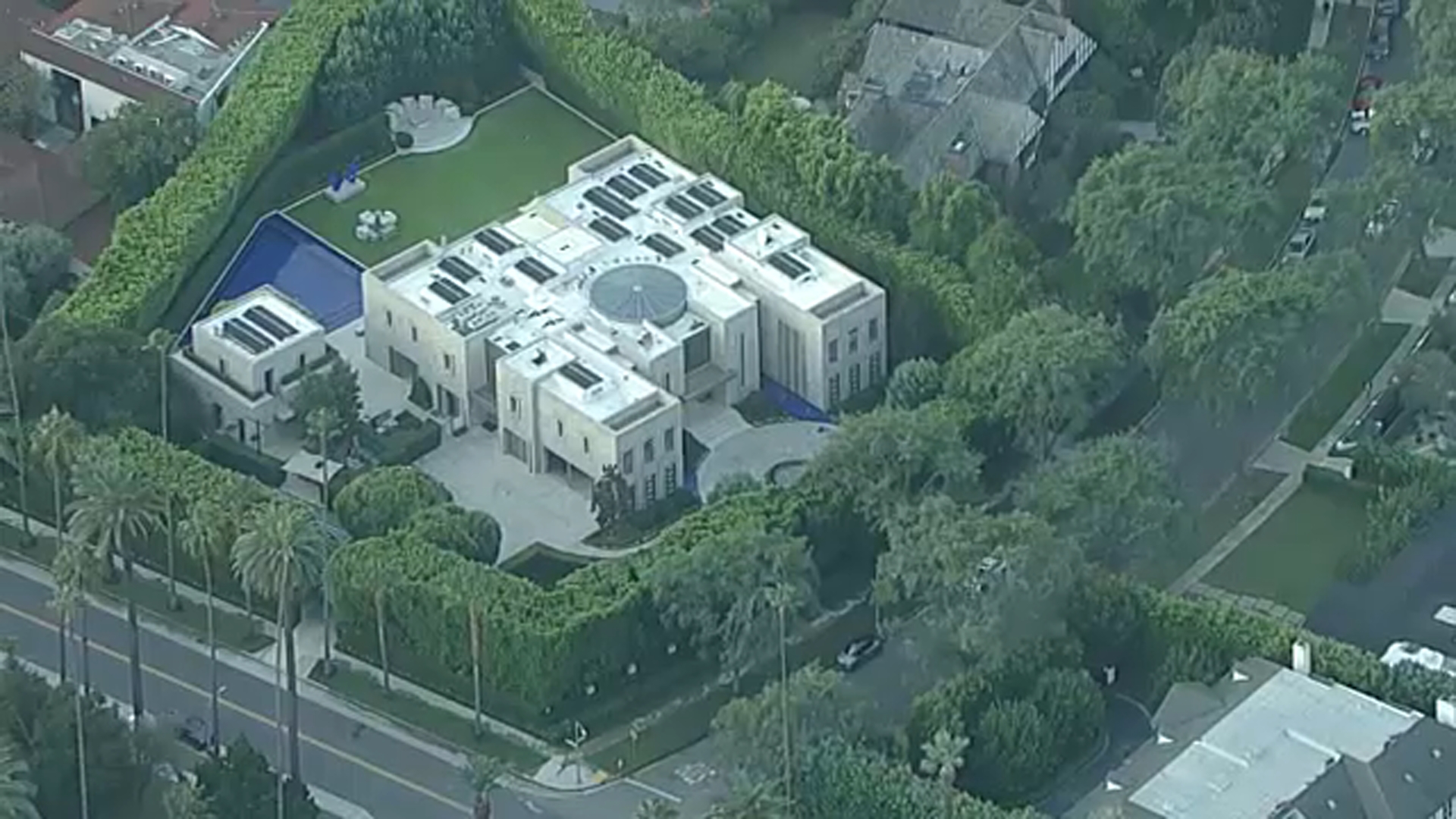 FBI serves search warrant tied to Eric Swalwell investigation at mansion in Beverly Hills
— Elgin Community news